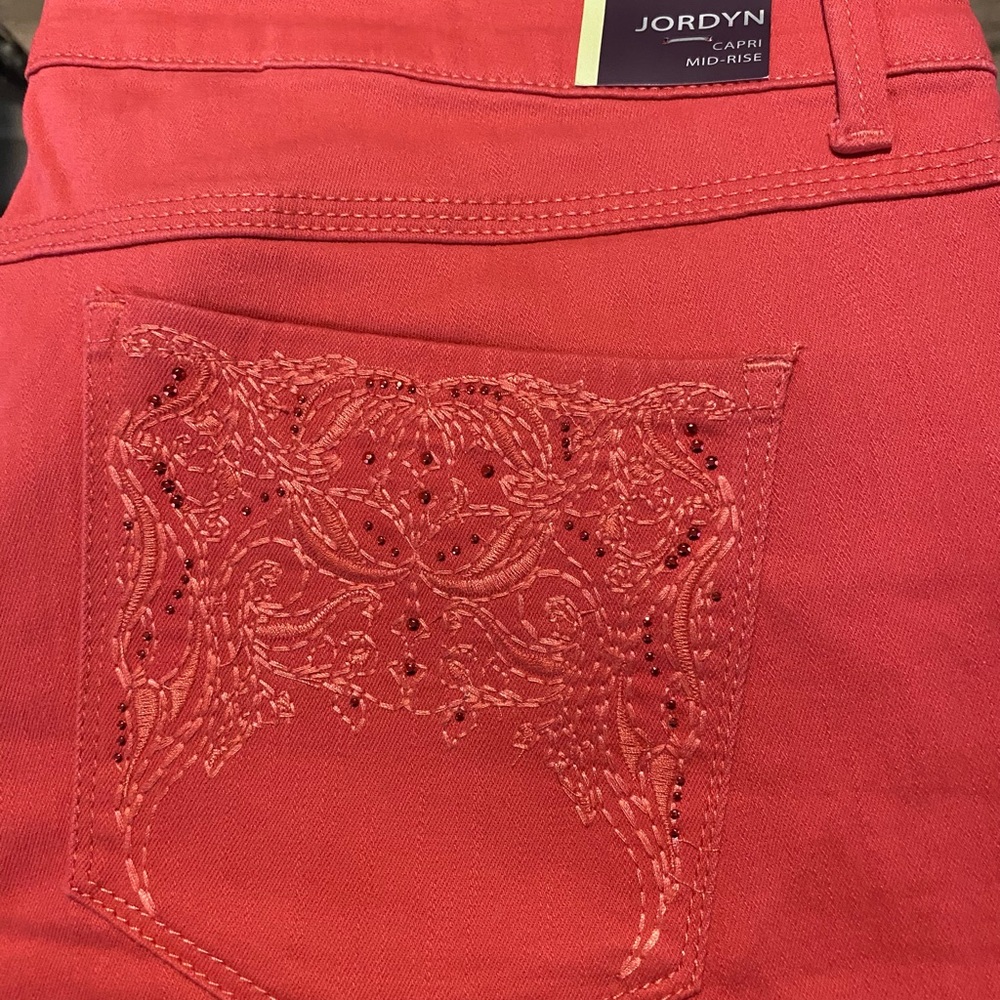 Gloria Vanderbilt Jordyn Capris in Bright Coral - Picture 2 of 5